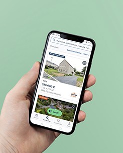 Un smartphone avec un écran de l'application immoweb